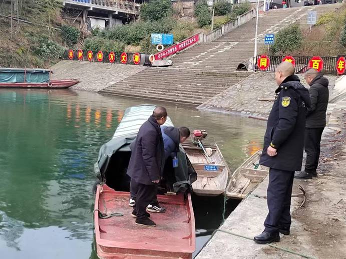 春運第一天，芷江水運事務中心執法人員去碧涌大垅進行安全巡查，確保水上交通安全！ (4)